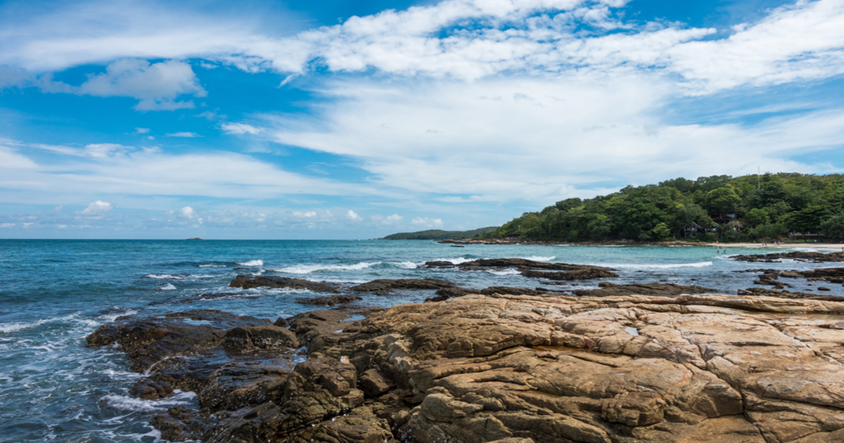 เกาะเสม็ด เกาะที่ใหญ่ที่สุดในอุทยานแห่งชาติเขาแหลมหญ้า ซึ่งอยู่ไม่ไกลมากจากแผ่นดินใหญ่ ตั้งอยู่ตำบลเพ อำเภอเมือง จังหวัดระยอง หรือรู้จักกันในชื่อ "เกาะแก้วพิสดาร" ซึ่งปรากฏในวรรณกรรมไทย เรื่อง พระอภัยมณี กวีนิพนธ์ของ สุนทรภู่ เกาะเสม็ด ถือเป็นแหล่งท่องเที่ยวยอดนิยมอีกแห่งหนึ่งของนักท่องเที่ยวทั้งชาวไทยและชาวต่างชาติที่แวะเวียนมากันตลอดทั้งปี เป็นแหล่งพักผ่อนหย่อนใจที่เพียบพร้อมไปด้วยธรรมชาติของน้ำทะเลใส หาดทรายสวยงามบนเกาะ สำหรับคนรักการดำน้ำ สามารถเลือกซื้อแพ็กเกจทัวร์ หรือเหมาเรือเพื่อข้ามไปยังเกาะต่างๆ โดยราคาจะแตกต่างกันไป แต่ส่วนใหญ่นักท่องเที่ยวนิยมนั่งเรือจากหาดบ้านเพ หรือฝั่งเกาะเสม็ด เพราะมีเรือและทัวร์ให้บริการตลอดทั้งวัน 5 เกาะสวยบนเกาะเสม็ด ที่คนรักการดำน้ำไม่ควรพลาด เกาะทะลุ เกาะทะลุ ตั้งอยู่ในอุทยานแห่งชาติเขาแหลมหญ้า-หมู่เกาะเสม็ด คือ เกาะขนาดเล็ก มีแนวผาสูงชัน จุดเด่นของเกาะทะลุคือ น้ำทะเลใสและหาดทรายขาวละเอียด มีจุดชมวิวและจุดดำน้ำ ถือว่าเป็นเกาะที่มีแนวปะการังสวยที่สุดของทะเลระยอง ฤดูกาลเหมาะแก่การท่องเที่ยวคือ ช่วงเดือนพฤศจิกายน – เมษายน เกาะแห่งนี้มีนักท่องเที่ยวไม่หนาแน่น บริเวณหาดจึงค่อนข้างเงียบสงบ ด้านหน้าหาดเป็นชายหาดทอดยาว มีกิจกรรมให้เลือกทำได้ตามความต้องการ เช่น เล่นน้ำ ดำน้ำดูปะการัง และพายเรือคายัก เกาะถ้ำค้างคาว จากนั้นไปดำน้ำดูปลาบนเกาะค้างคาวซึ่งอยู่ไม่ไกลจากเกาะทะลุ โดยนักท่องเที่ยวสามารถเพลิดเพลินไปกับเหล่าฝูงปลาสวยงามที่แหวกว่ายไปมารอบๆ ตัว บริเวณรอบๆ เกาะ มีแนวปะการังน้ำตื้นเป็นแนวกว้าง เพราะฉะนั้นการดำน้ำรอบเกาะจึงเป็นกิจกรรมหลักของที่นี่ นอกจากนี้ช่วงน้ำลงคุณยังสามารถเดินชมค้างคาวภายในถ้ำค้างคาวได้ และเกาะท้ายค้างคาว ยังมีจุดชมวิวพระอาทิตย์ตกดินยามเย็นที่สวยงาม อ่าวปะการัง อ่าวปะการัง ที่ยังคงอนุรักษ์ธรรมชาติของเกาะเสม็ดไว้อย่างสมบูรณ์ ทั้งต้นไม้ดั้งเดิมหายากอย่างเทียนทะเล โพทะเล และสิ่งมีชีวิตชายฝั่งทั้งหอยมือเสือ ปะการัง ปูเสฉวน ปูไก่และยังเป็นแหล่งวางไข่ของเต่าตนุ ที่สำคัญเกาะนี้ถือเป็นจุดดำน้ำชมปะการังแบบไม่ต้องนั่งเรือออกไปไกล นอกจากนี้ยังมีกิจกรรมตกปลาตกหมึก และปีนเขา อ่าวปะการัง มีแนวปะการังน้ำตื้นอยู่ตลอดแนวริมฝั่ง บริเวณใกล้ๆ มีแหลมเล็กๆ เรียกว่าแหลมกุด เป็นจุดสำหรับขึ้นไปชมวิวพระอาทิตย์ตกดินยามเย็น เกาะขาม-เกาะกรวย เกาะขามและเกาะกรวย เป็นเกาะขนาดเล็กที่อยู่ใกล้กันมาก ช่วงน้ำลดจะมีแนวสันทรายเชื่อมต่อระหว่างเกาะทั้งสอง จึงสามารถเดินเชื่อมถึงกันได้ เกาะขามมีชายหาดที่กว้าง และทรายสีน้ำตาล อยู่บริเวณทางตอนเหนือของเกาะกุฎี บริเวณรอบๆเกาะมีแนวปะการังสวยงาม น้ำทะเลใสเหมาะสำหรับดำน้ำดูปะการังในที่ตื้น และเล่นน้ำ ซึ่งเกาะนี้ไม่ค่อยมีนักท่องเที่ยวมากนักจึงเหมาะแก่การพักผ่อน เกาะกุฎี เกาะกุฎี ตั้งอยู่ในหน่วยพิทักษ์อุทยานแห่งชาติ มีเกาะบริวารอีกสองเกาะคือ เกาะท้ายค้างคาวและเกาะฤๅษี จุดเด่นของเกาะกุฎีคือบรรยากาศเงียบสงบ บริเวณโดยรอบแม้จะไม่มีหาดทรายมากนัก แต่ก็มีแนวปะการังซึ่งมีความสวยงาม หาดทรายขาวน้ำทะเลใส เหมาะแก่การเล่นน้ำหรือตั้งแคมป์ และดำน้ำชมปะการังใต้ท้องทะเล บ่งบอกถึงความสมบูรณ์และสวยงามของเกาะกุฎี เหมาะแก่การดำน้ำตื้นพร้อมให้คุณได้สัมผัสกับบรรยากาศอันสวยงามใต้ทะเล เมืองระยอง ถือว่าเป็นแหล่งท่องเที่ยวที่เน้นเรื่องธรรมชาติใต้ท้องทะเล และยังเป็นแหล่งประมงที่สำคัญอีกที่หนึ่งของประเทศ พร้อมทั้งมีการบริการและสิ่งอำนวยความสะดวกให้คุณอย่างครบครันบนเกาะเสม็ด อย่างไรก็ตาม ในการเดินทางทุกครั้งควรมีการวางแผน และศึกษาข้อมูลของสถานที่นั้นให้ดีก่อน เพื่อที่จะไม่มีปัญหามากวนใจในระหว่างการท่องเที่ยวอันแสนสุข