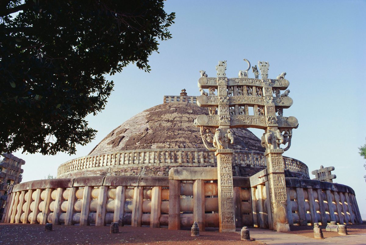 พระเจ้าอโศก สร้างวัดในภาพเมื่อสามร้อยปีก่อนคริสตกาล ในเมืองสาญจี (Sanchi) รัฐมัธยะประเทศ (Madhya Pradesh) ภาพถ่ายโดย ROBERT HARDING PICTURE LIBRARY, NAT GEO IMAGE COLLECTION