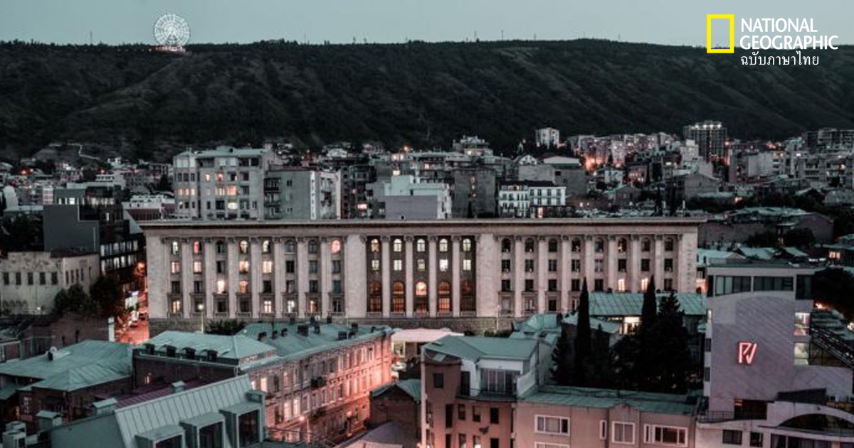 ผู้คนที่ตกค้างอยู่ในโรงแรมหรูสมัยสหภาพโซเวียต กลางกรุงทบิลิซี ประเทศ จอร์เจีย
