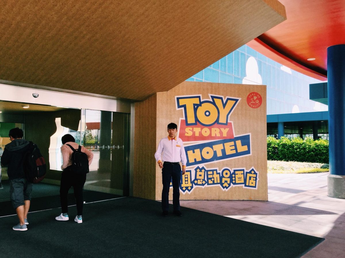 ทอยสอตรี, พนักงานต้อนรับ 