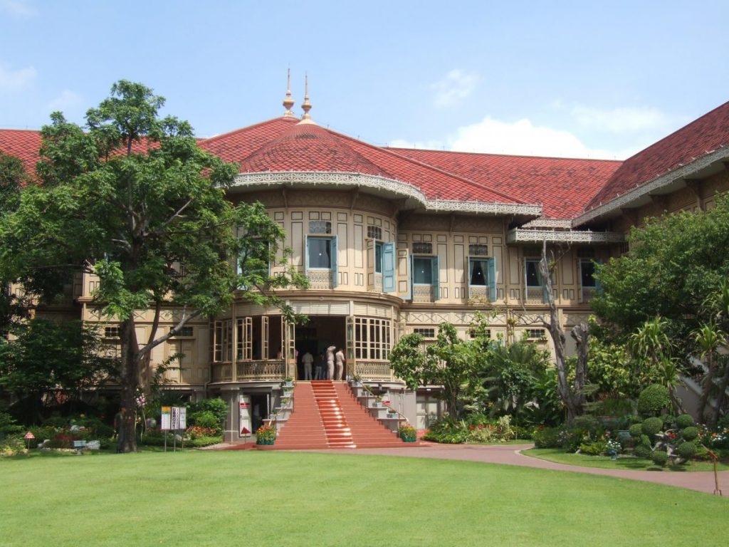 บ้านไม้สัก, เมืองแพร่, บอมเบย์เบอร์มา, ขนมปังขิง