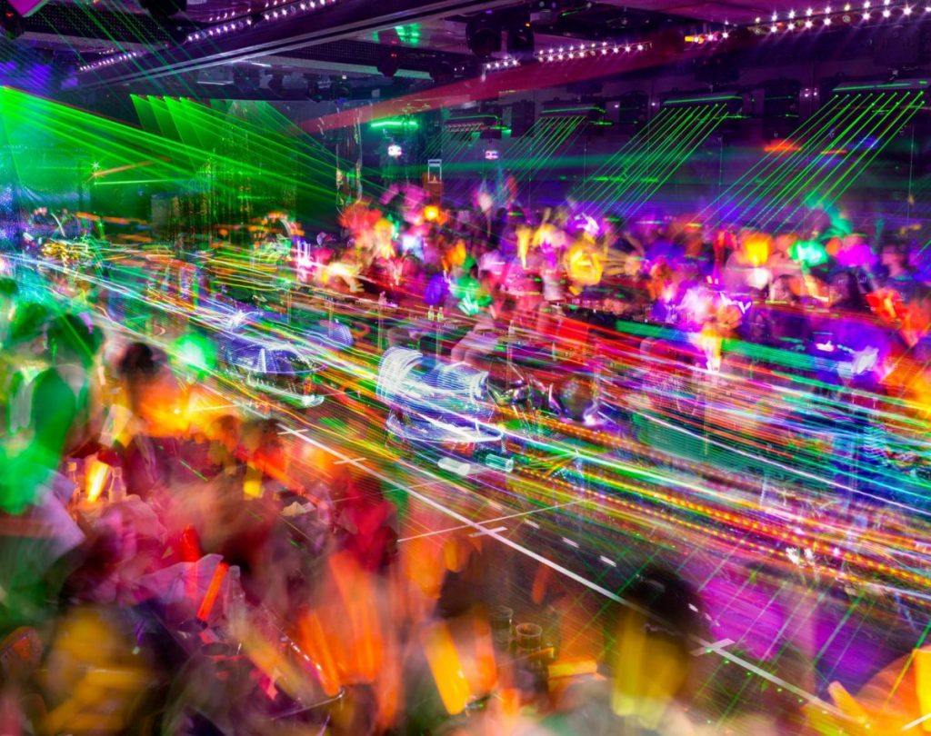 ข้ามเวลา, ย้อนเวลา, Tokyo’s Robot Restaurant