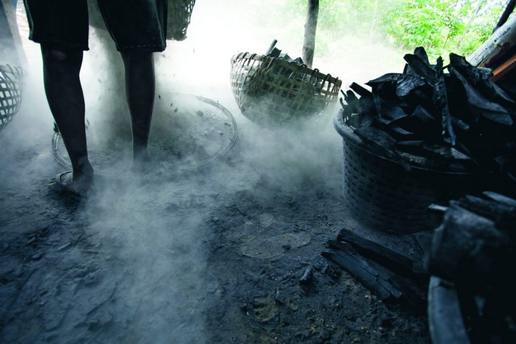 ถ่านไม้, หลุมดำ