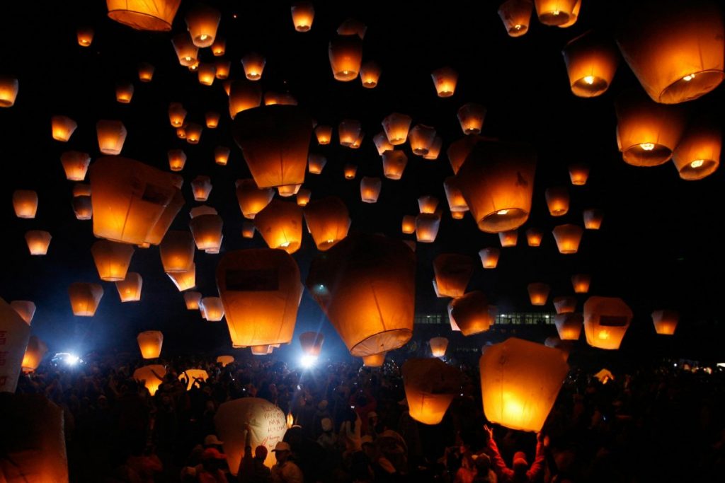 เที่ยวรอบโลก, โคมลอย, จีน