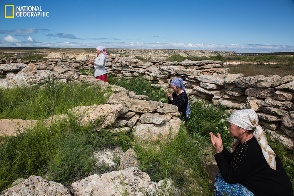 ละหมาด, ตาซัคสถาน, เดินเท้ารอบโลก
