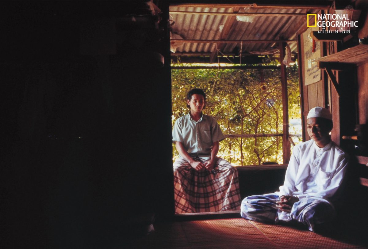 ชายหนุ่ม มุสลิม นั่ง ในบ้านไม้ 