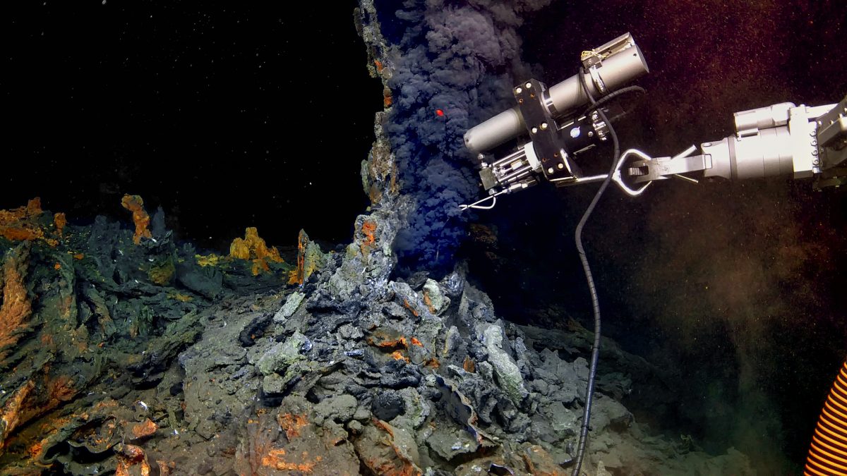 มหาสมุทรอาร์กติก, ใต้ทะเล, ดวงจันทร์น้ำแข็ง