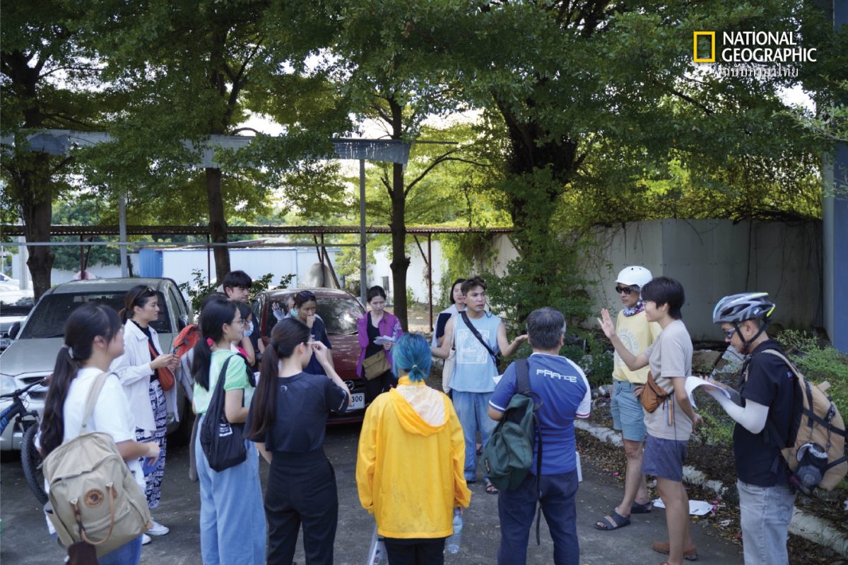 คนหลายคน ยืนล้อมวง พูดคุยกัน