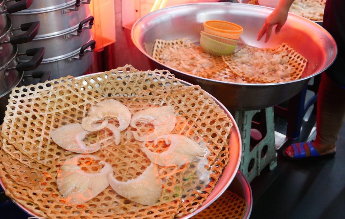 ฉลองไม่ฉลาม