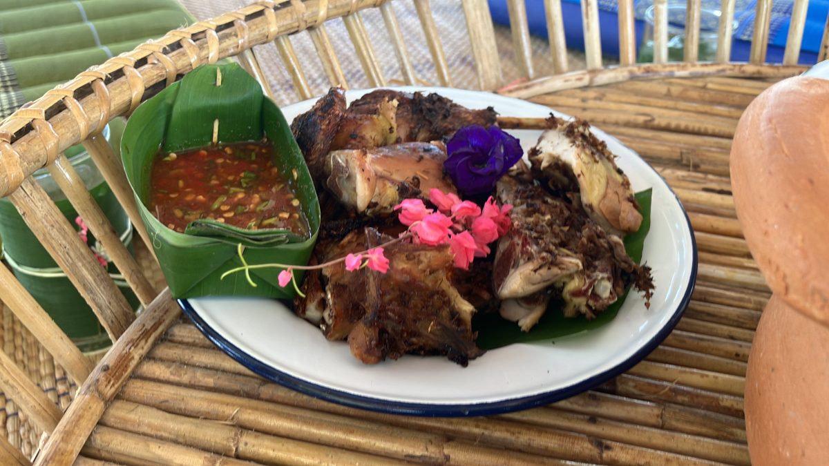 ไก่ย่างมดแดงกัด