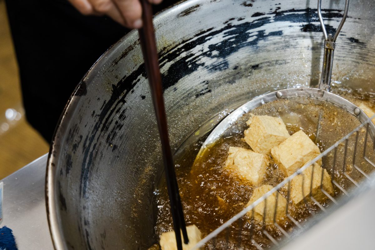 เต้าหู้ที่กำลังถูกทอดในน้ำมัน เต้าหู้เหม็น