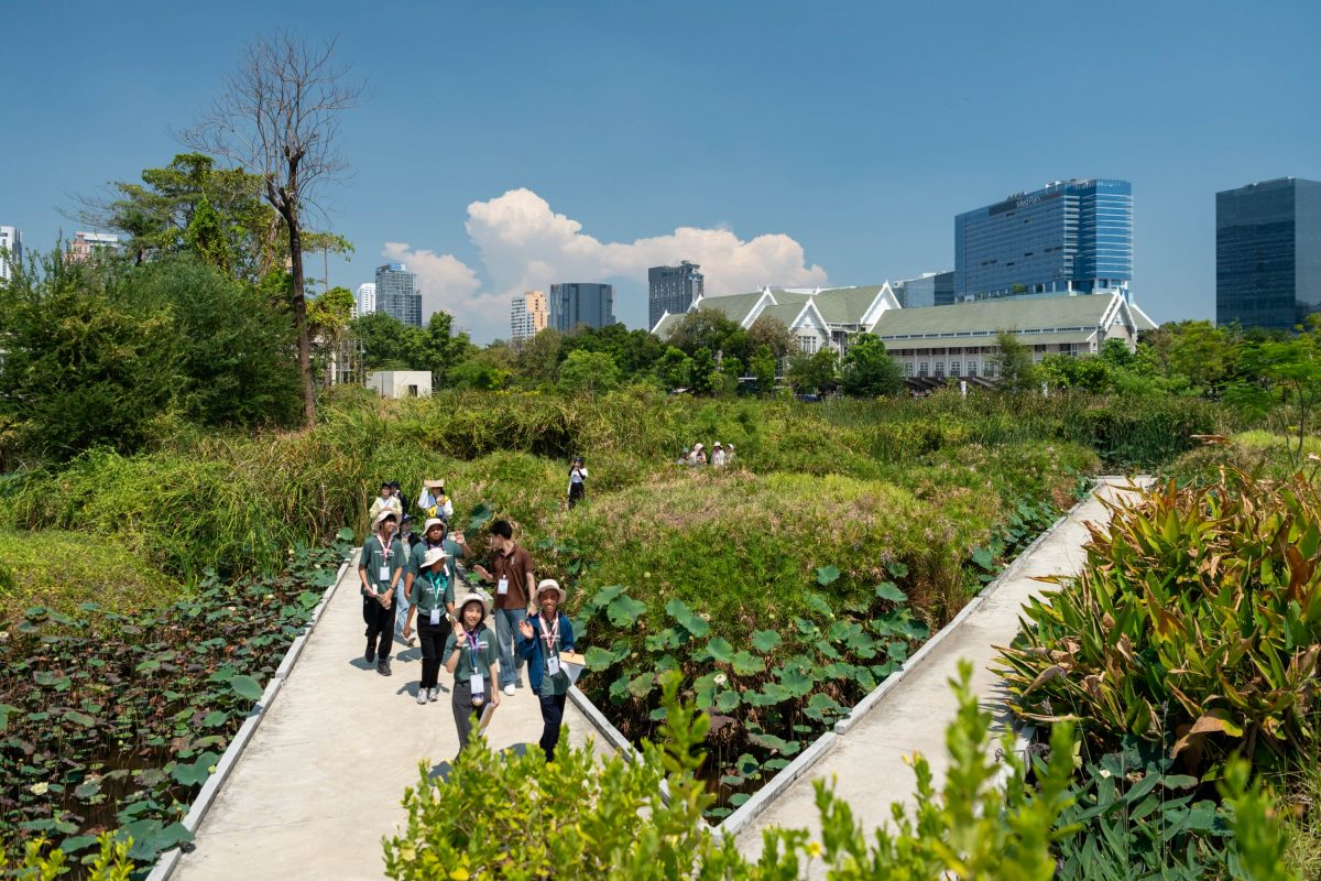 สวนสาธารณะ a group of asian young people at the public park